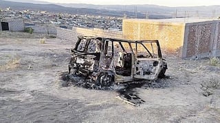 Vecinos queman automóvil con sospecha de ser usado en hurto a vivienda, en Arequipa