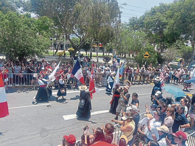 Coloridas estampas se lucieron ayer en las calles de San Miguel.