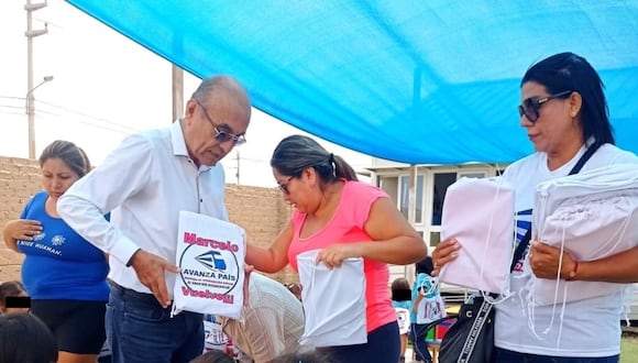 El exalcalde de Trujillo llevó bolsas con útiles escolares en los que promociona a Avanza País. Gerente de Educación, Martín Camacho, afirma que le enviará carta notarial.