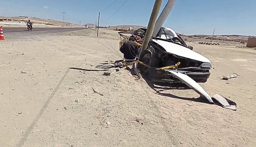 Vehículo quedó destrozado, luego de impactar contra un poste en Majes, Caylloma. Foto: Difusión.