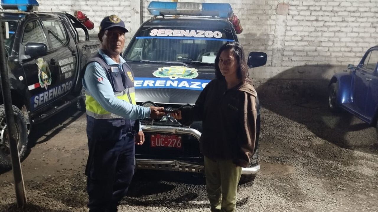 Durante patrullaje encontró moderno equipo que se le cayó a una joven.