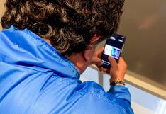 ¿Usas el celular por mucho tiempo en el baño? Especialista alerta por qué no deberías hacerlo