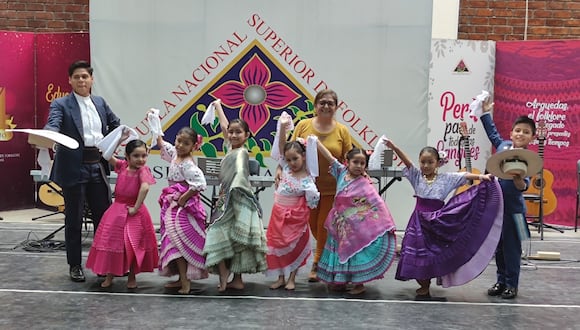 En este verano, la Escuela Nacional Superior de Folklore José María Arguedas abre sus puertas a niños, jóvenes y adultos que desean aprender el arte, a través de los talleres de verano, de canto, instrumentos musicales y danzas del Perú, que se brindarán en sus sedes de Santa Beatriz y Comas.