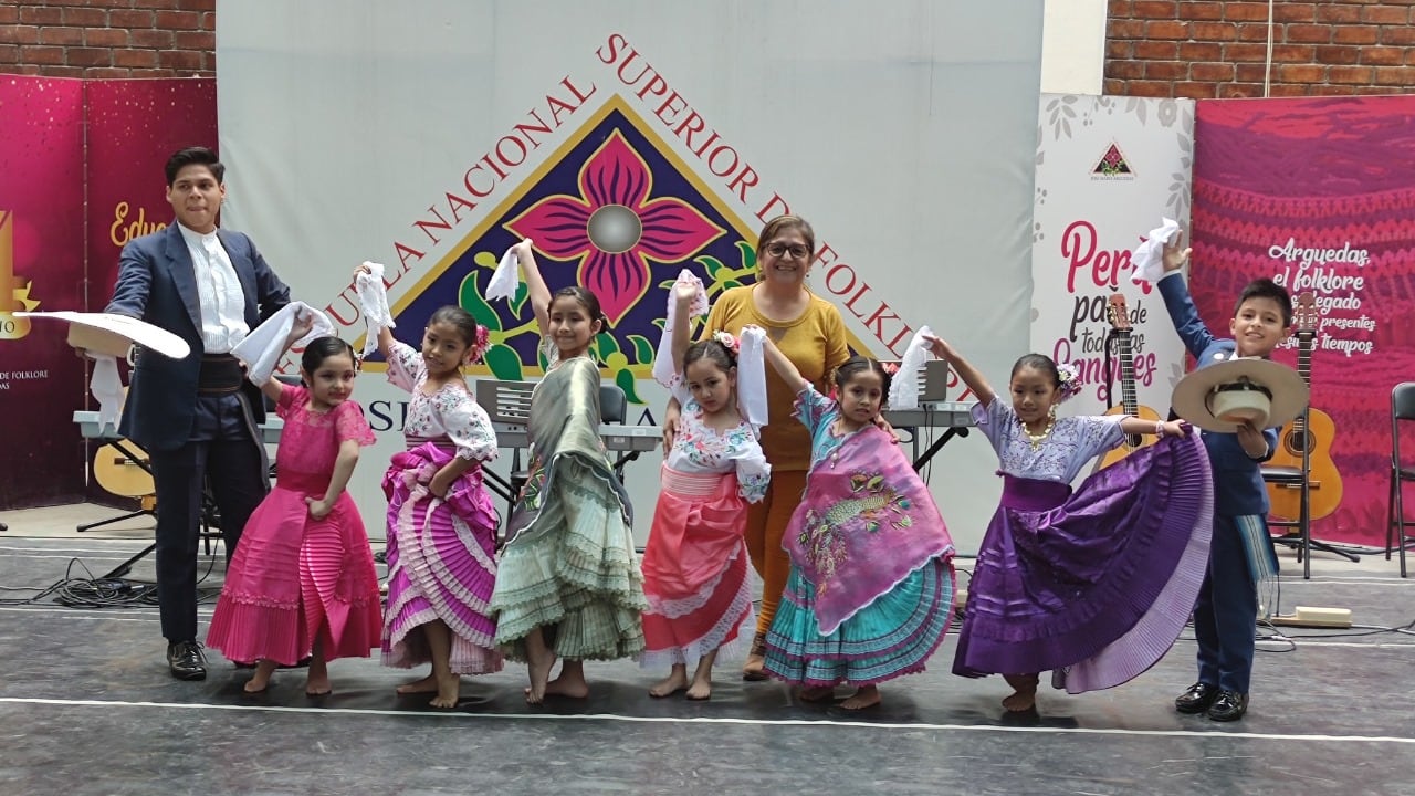 En este verano, la Escuela Nacional Superior de Folklore José María Arguedas abre sus puertas a niños, jóvenes y adultos que desean aprender el arte, a través de los talleres de verano, de canto, instrumentos musicales y danzas del Perú, que se brindarán en sus sedes de Santa Beatriz y Comas.