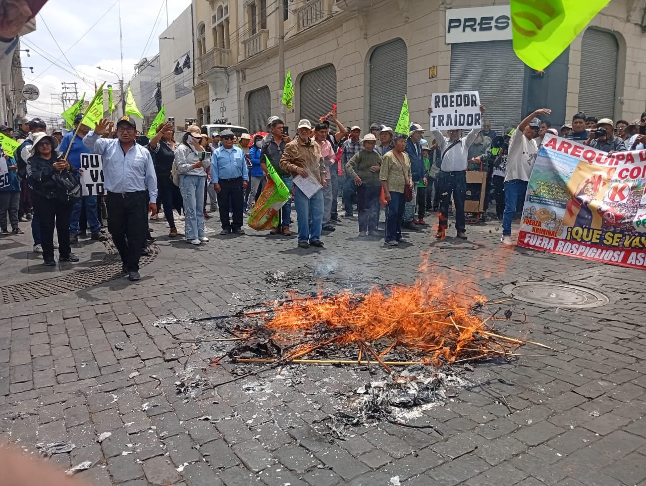 Queman muñeco en Cercado de Arequipa. Foto: GEC.