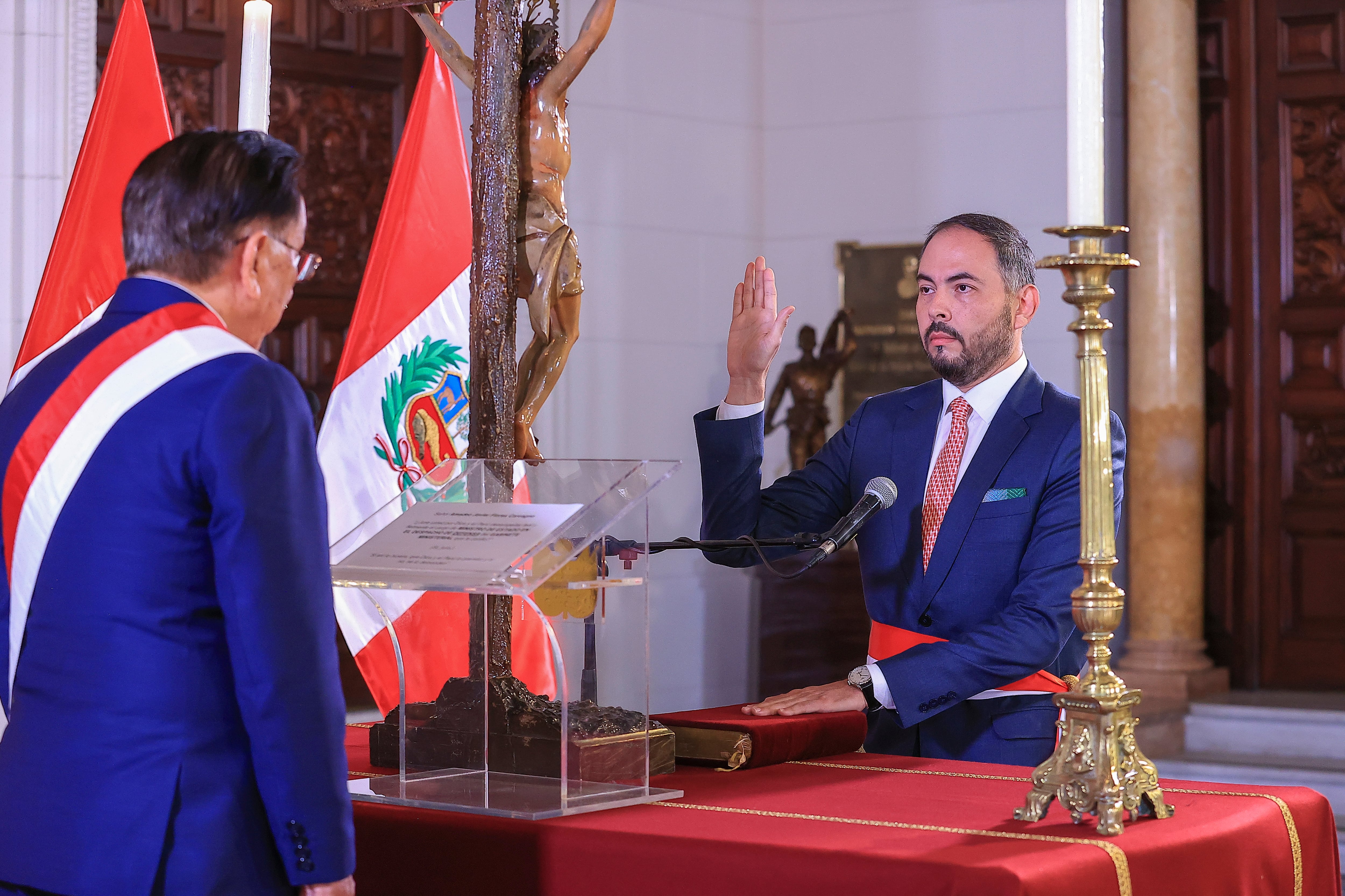 El cambio en el gabinete se produce luego de la renuncia de Carlos Díaz, quien dejó el cargo en medio de la controversia por la postergación de la compra de aviones F-16. FOTO: PRESIDENCIA