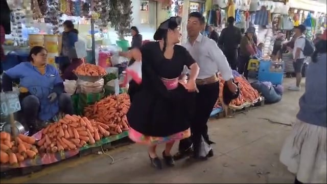 Huancayo: Bailan huaylarsh en plaza y mercados para comprar pasaje y regresar a Lima (VIDEO)