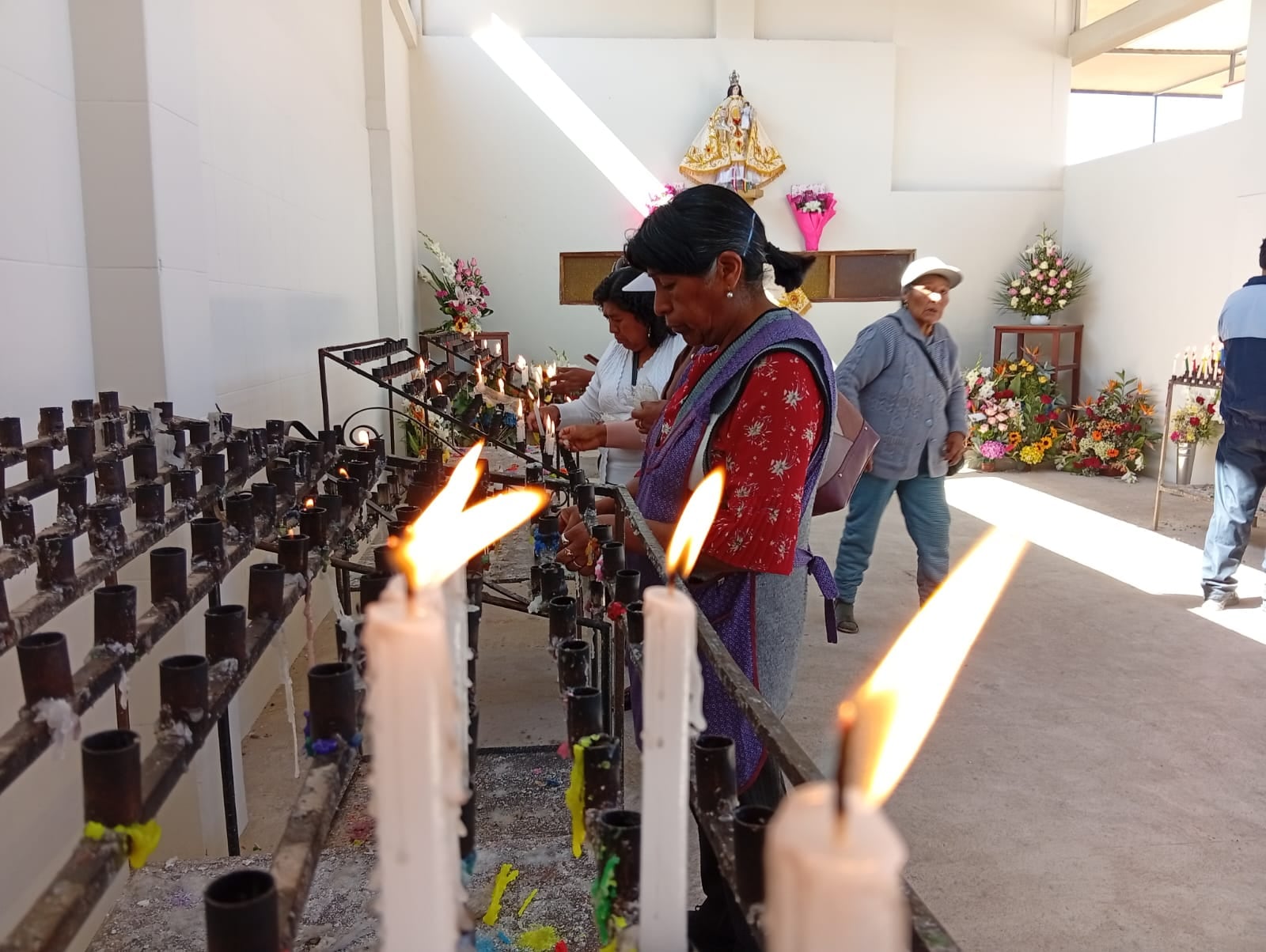 Fieles encendieron velas por la Virgen de Copacabana. (Foto: Adrian Apaza)
