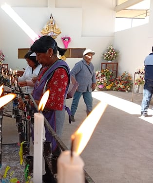 Fieles encendieron velas por la Virgen de Copacabana. (Foto: Adrian Apaza)