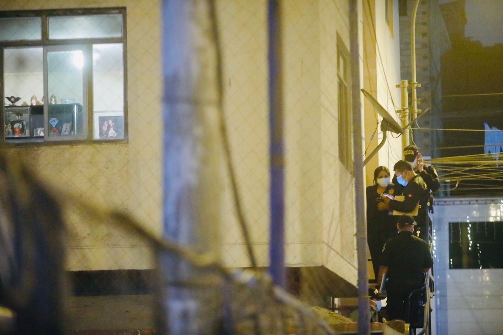 El hallazgo se produjo en la urbanización Leoncio Prado luego de que vecinos reportaran olores fuertes y ausencia prolongada de los residentes. (Fotos: GEC)