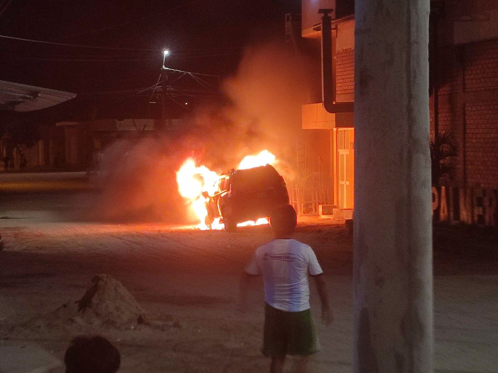 El vehículo del periodista Enrique Bayona quedó inutilizable después del siniestro.