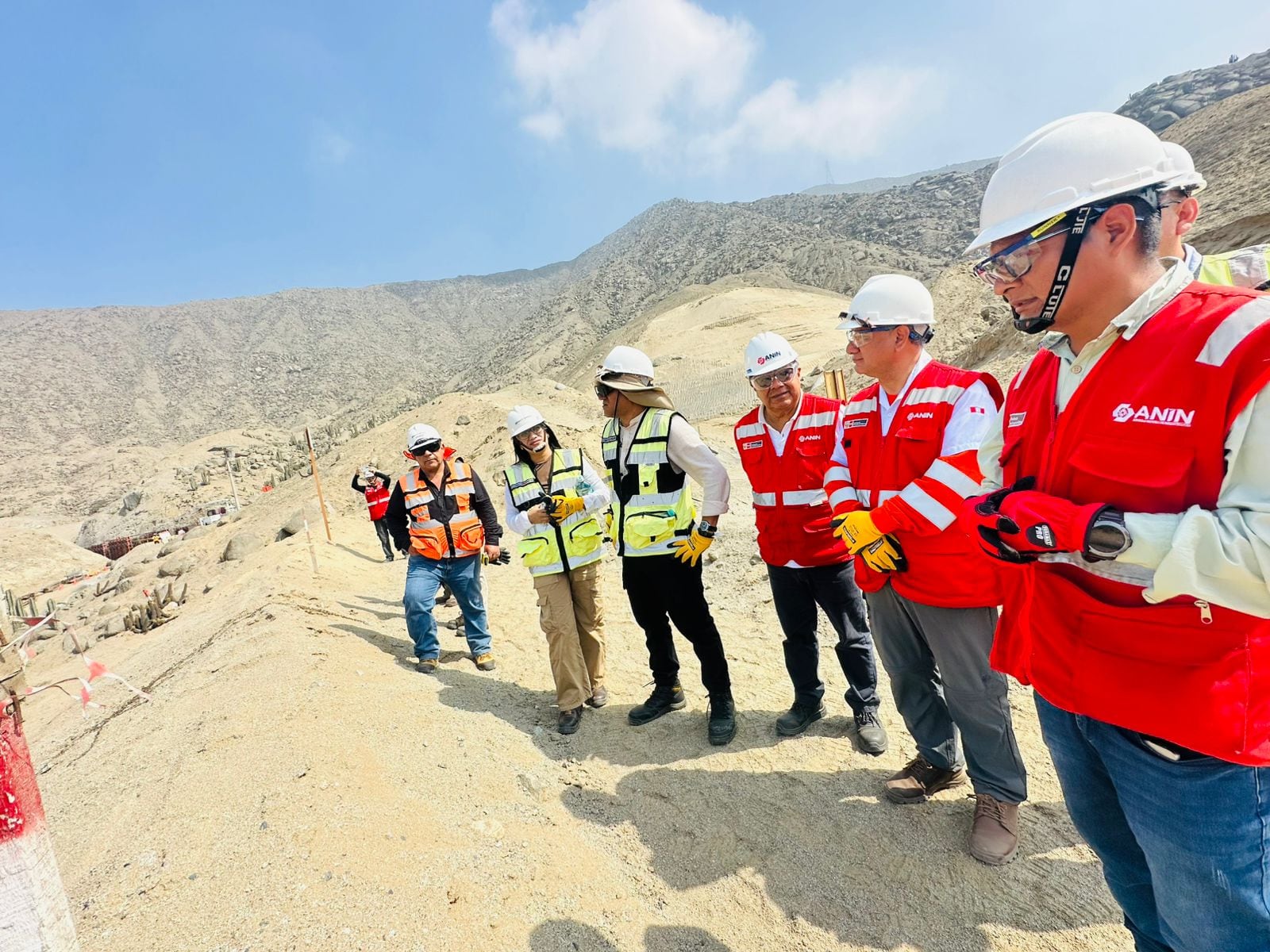 Aguas que sobrepasen los 35 diques terminados irán a una cavidad natural tipo represa.