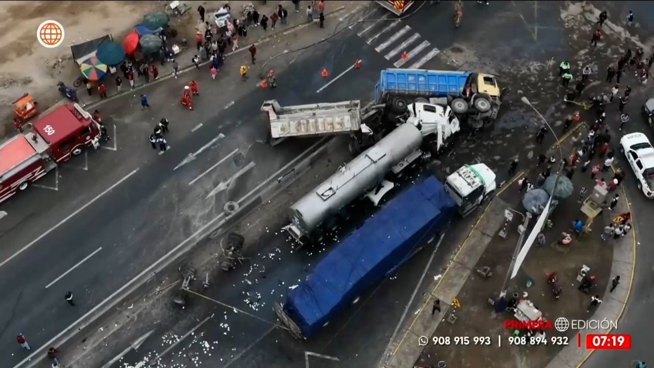 Un camión chocó por alcance a otros carros en un semáforo en rojo esta mañana en Puente Piedra, en medio de la Panamericana Sur. (Foto: América TV)