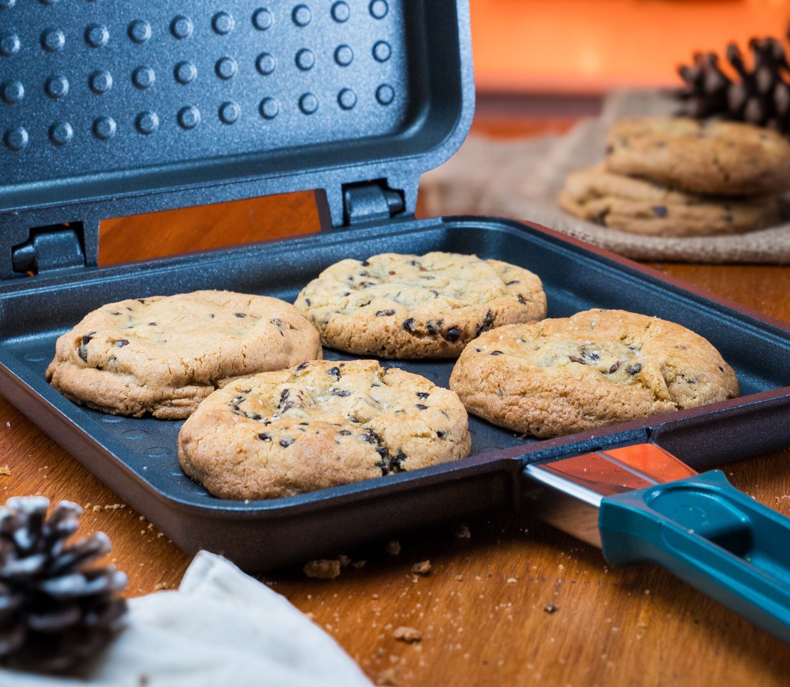 Descubre cómo preparar dos irresistibles recetas dulces en casa: galletas con Nutella y chips de chocolate, y una tarta de queso con arándanos. Ingredientes accesibles y resultados profesionales.