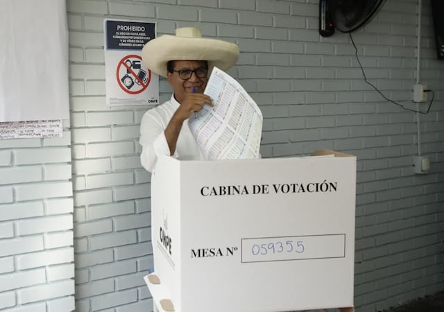 Candidato presidencial Roberto Sánchez votó en San Borja (Fotos: Jesús Saucedo / @photo.gec)