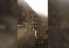 Arequipa: Derrumbes dejan vehículos varados en vía regional por lluvias en Castilla (VIDEO)