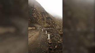 Arequipa: Derrumbes dejan vehículos varados en vía regional por lluvias en Castilla (VIDEO)