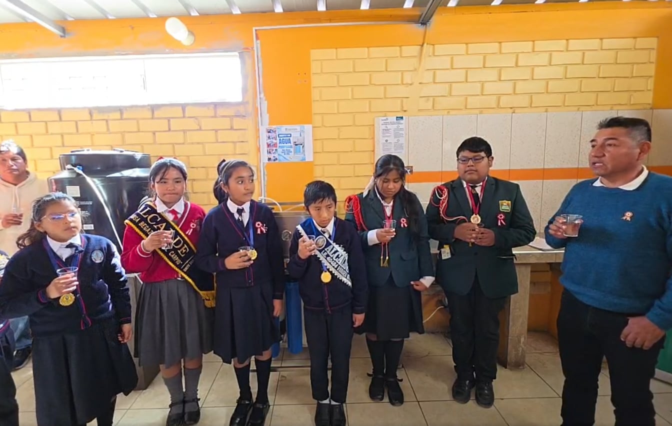 Deán Valdivia instala equipos para purificar agua en cinco colegios ante contaminación de agua
