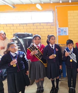 Deán Valdivia instala equipos para purificar agua en cinco colegios ante contaminación de agua