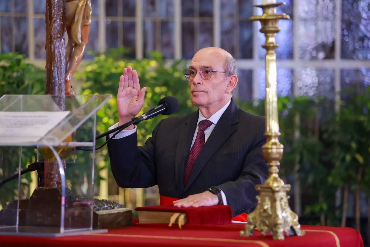 El exministro confirmó que su dimisión responde a desacuerdos con la decisión del Ejecutivo de postergar la compra de aeronaves militares.