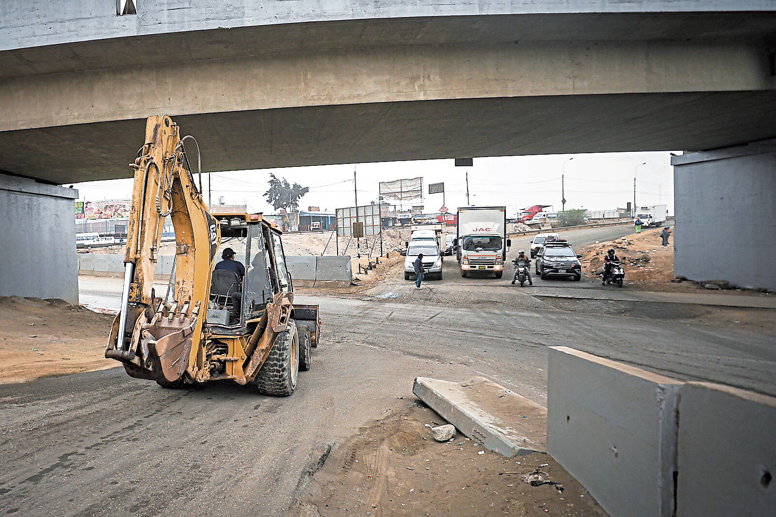 Proyecto se realiza en el cruce con la avenida Las Torres. Emape dispuso un plan de desvío vehicular que no pudo aplacar las molestias.