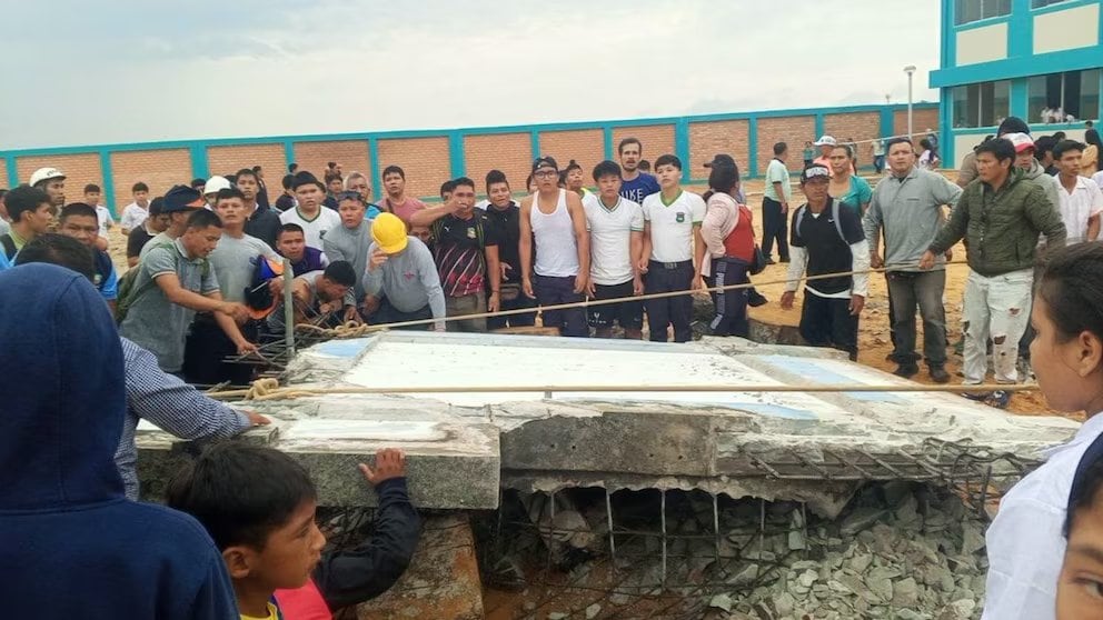El Ministerio Público investiga a Elías Grandez Zegarra y Alfred Chilcho tras el colapso de una estructura de concreto dentro del colegio Petronila Perea de Ferrando. Un estudiante murió y otro resultó herido.