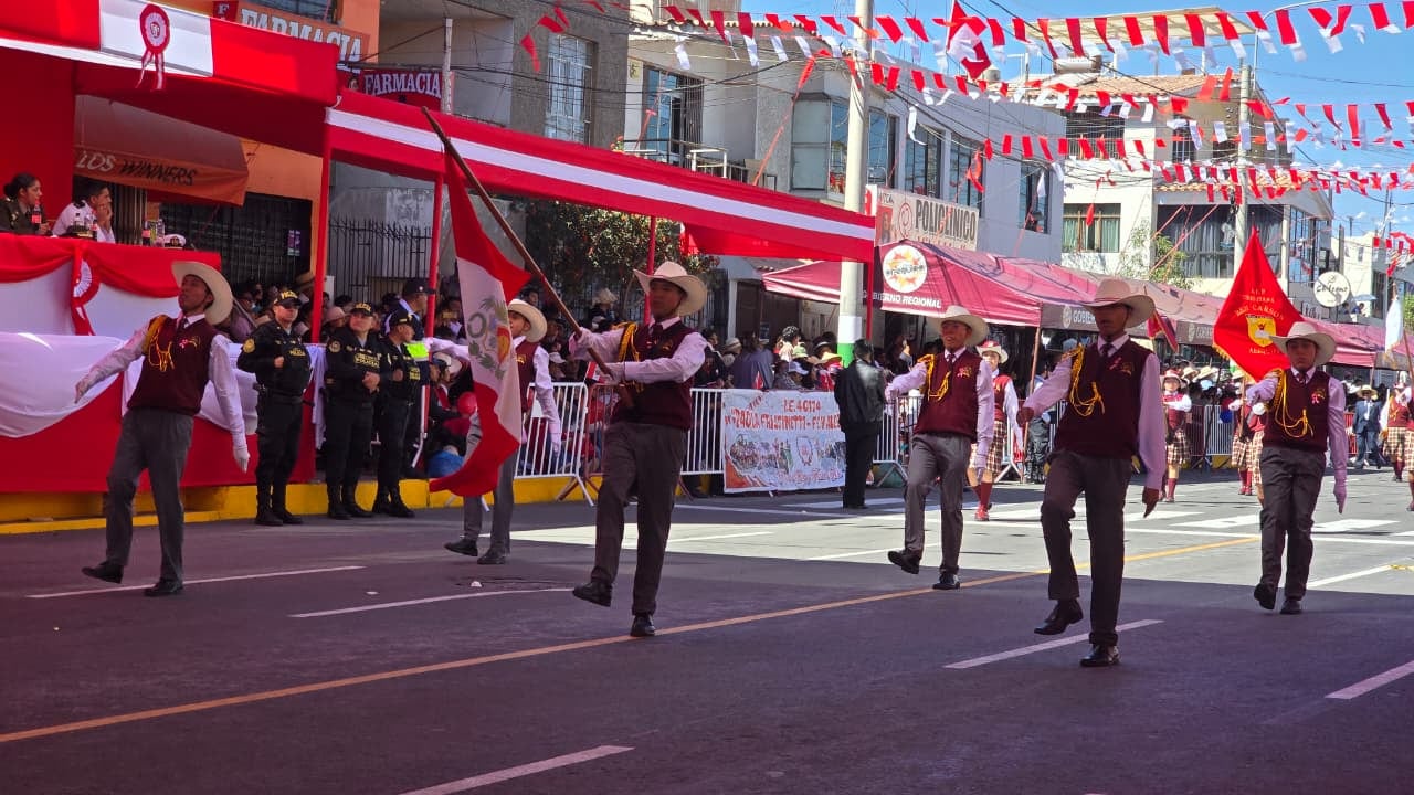 Desfile cívico escolar en el distrito de Paucarpata (Arequipa) por el 205 Aniversario de la Independencia del Perú. (Foto: Yunsu Pariapaza/@photo.gec)