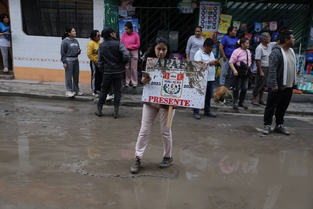 Keiko Fujimori inspecciona zonas afectadas por lluvias en Villa María del Triunfo