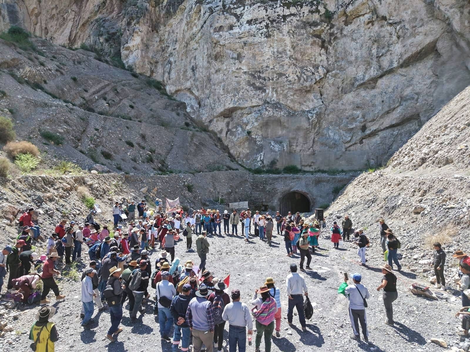 Los funcionarios del Gobierno Regional de Arequipa se reunieron con los pobladores, ante el anuncio de una protesta masiva (Foto: GRA)