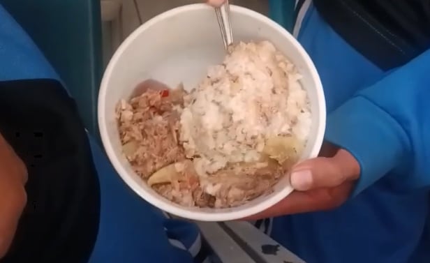 Padres se quejan por arroz “mazamorra” en colegio Mariano Melgar y director atribuye a técnicas de preparación