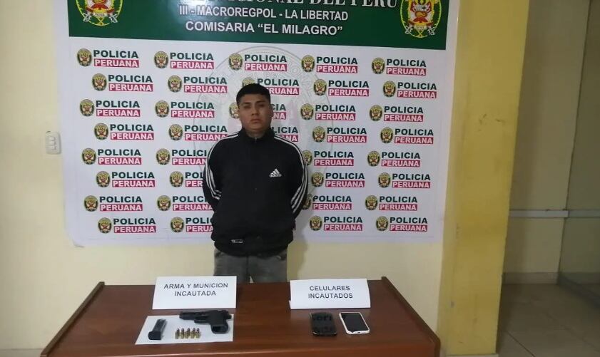 Según información policial, al realizarle el registro personal se le halló una pistola cargada con 10 cartuchos.