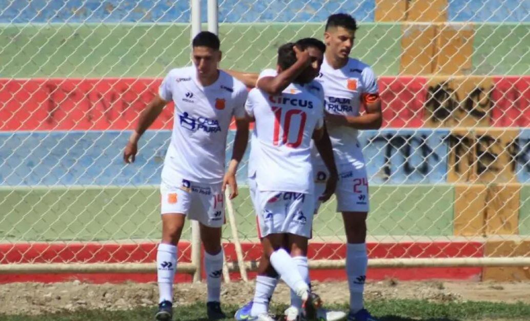 El goleador y capitán albo ,Rodrigo Salinas, es felicitado por sus compañeros.