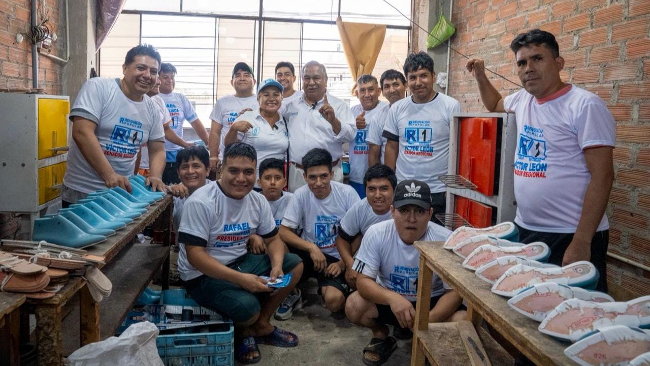 Víctor León, candidato al Senado, recorrió fábricas de calzado en el distrito de El Porvenir.