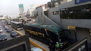 Metropolitano: bus de la Policía invade vía exclusiva y ocasiona congestión cerca de la estación Javier Prado