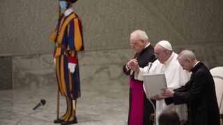 Papa Francisco saluda a los fieles de lejos tras cambio en sus costumbres por el COVID-19 (FOTOS)