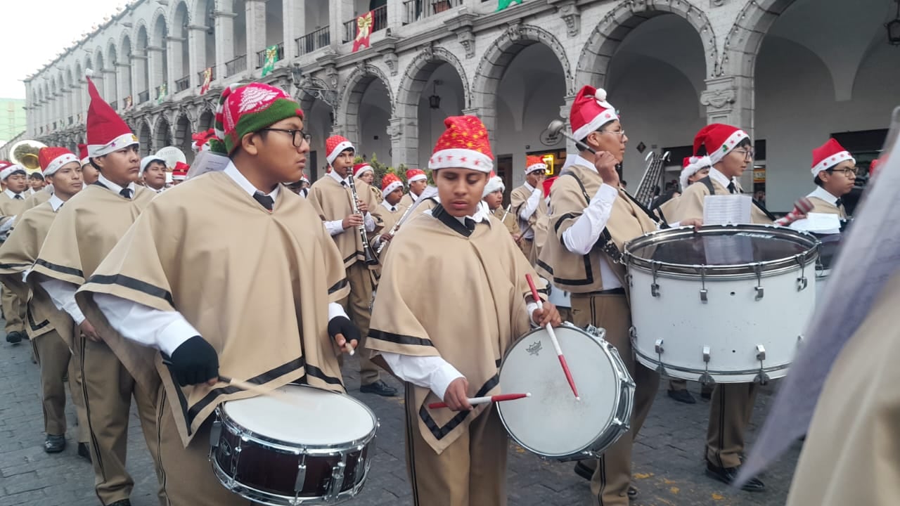 Escolares participaron en el pasacalle de Navidad. Foto: Fanny Arotaipe.