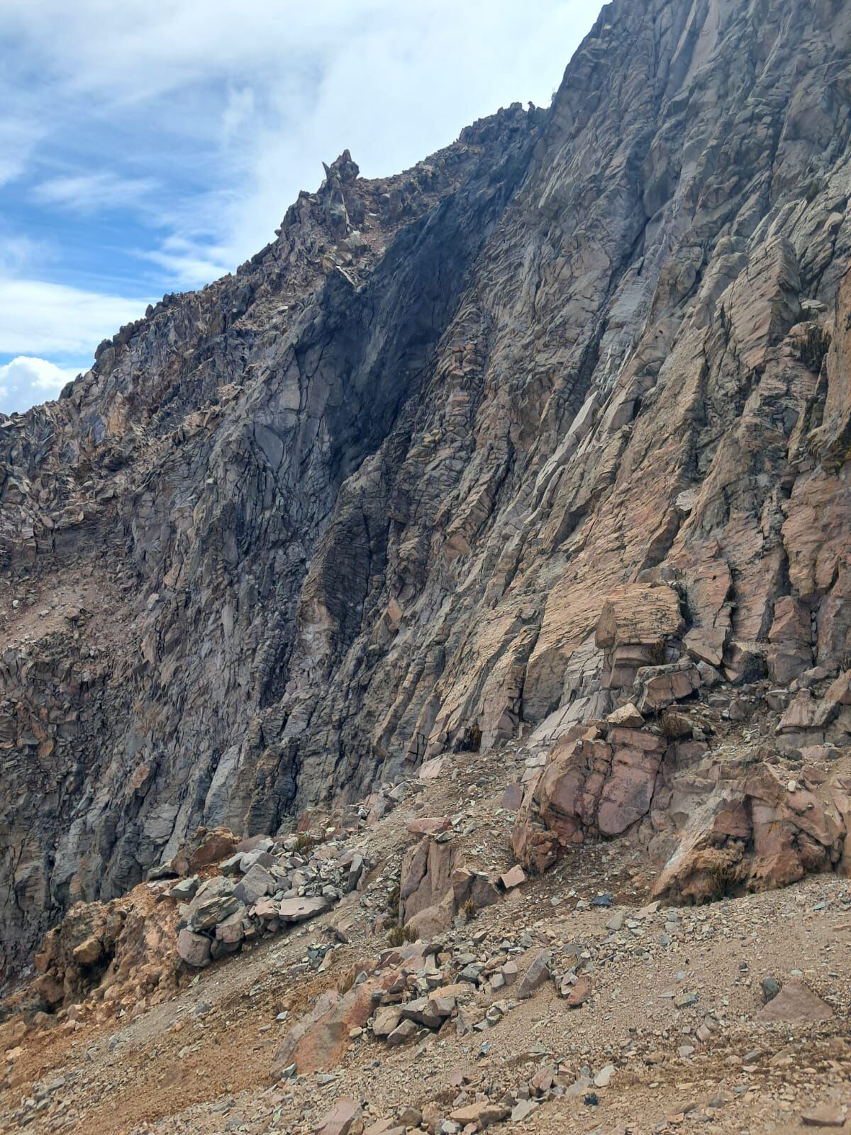 Punto exacto de la ladera en la que se estrelló el avión Mirage 2000 en la ciudad de Arequipa. (Foto: GEC)