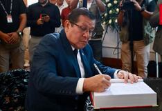 Salhuana firma libro de condolencias por muerte del Papa Francisco en la Nunciatura Apostólica