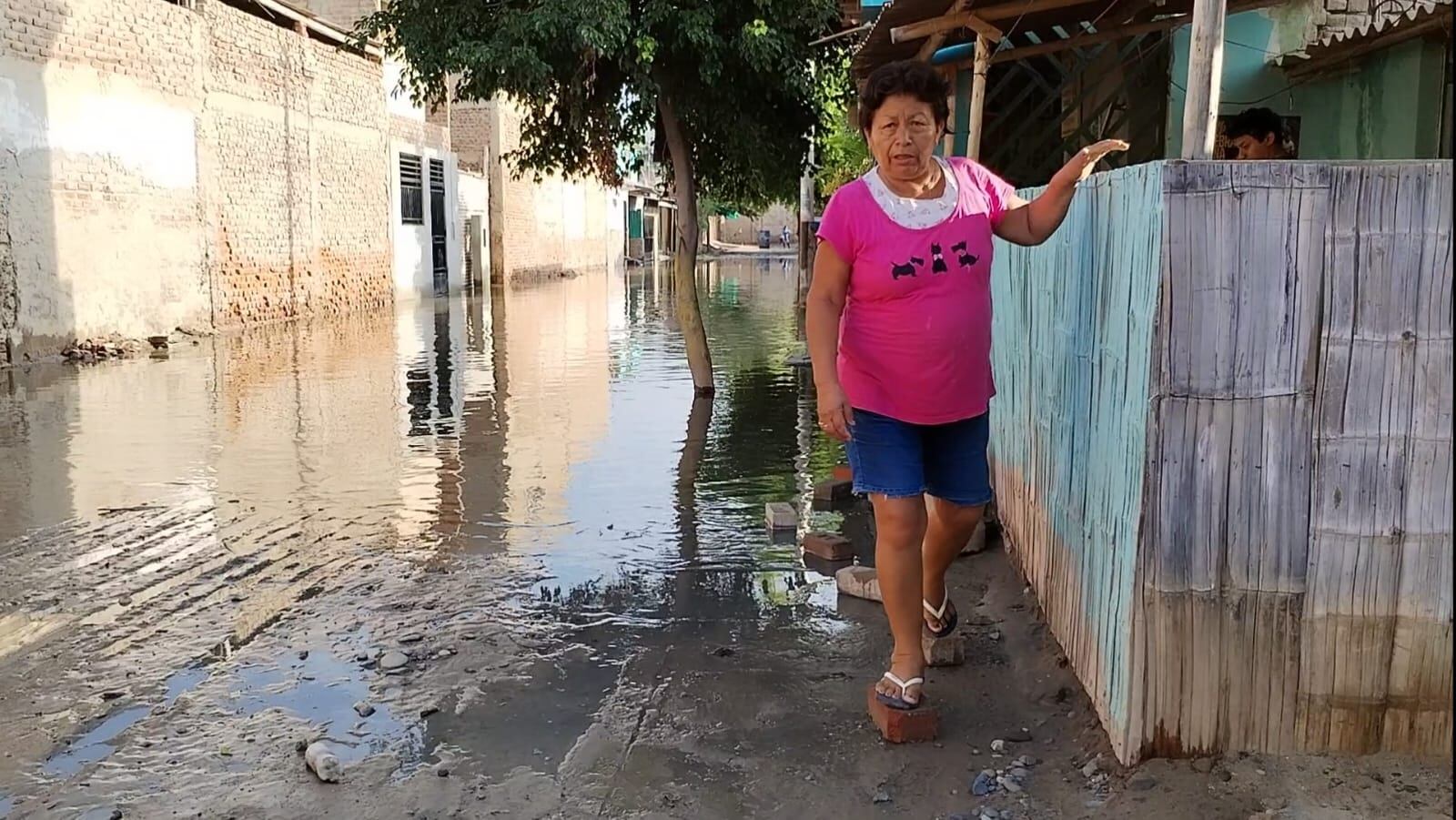 Exigen a la EPS Grau solución inmediata a este problema que tiene 3 días y expone a los pobladores del A.H. 28 de Julio del distrito de Castilla a enfermedades