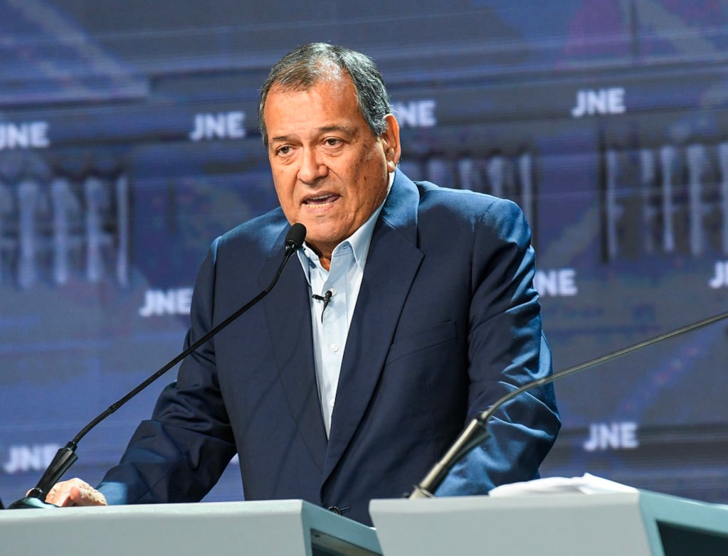 El Partido del Buen Gobierno afirmó que congestión vehicular y manifestaciones en una zona de peaje dificultaron el traslado del candidato hacia el lugar del debate. (Foto: JNE)