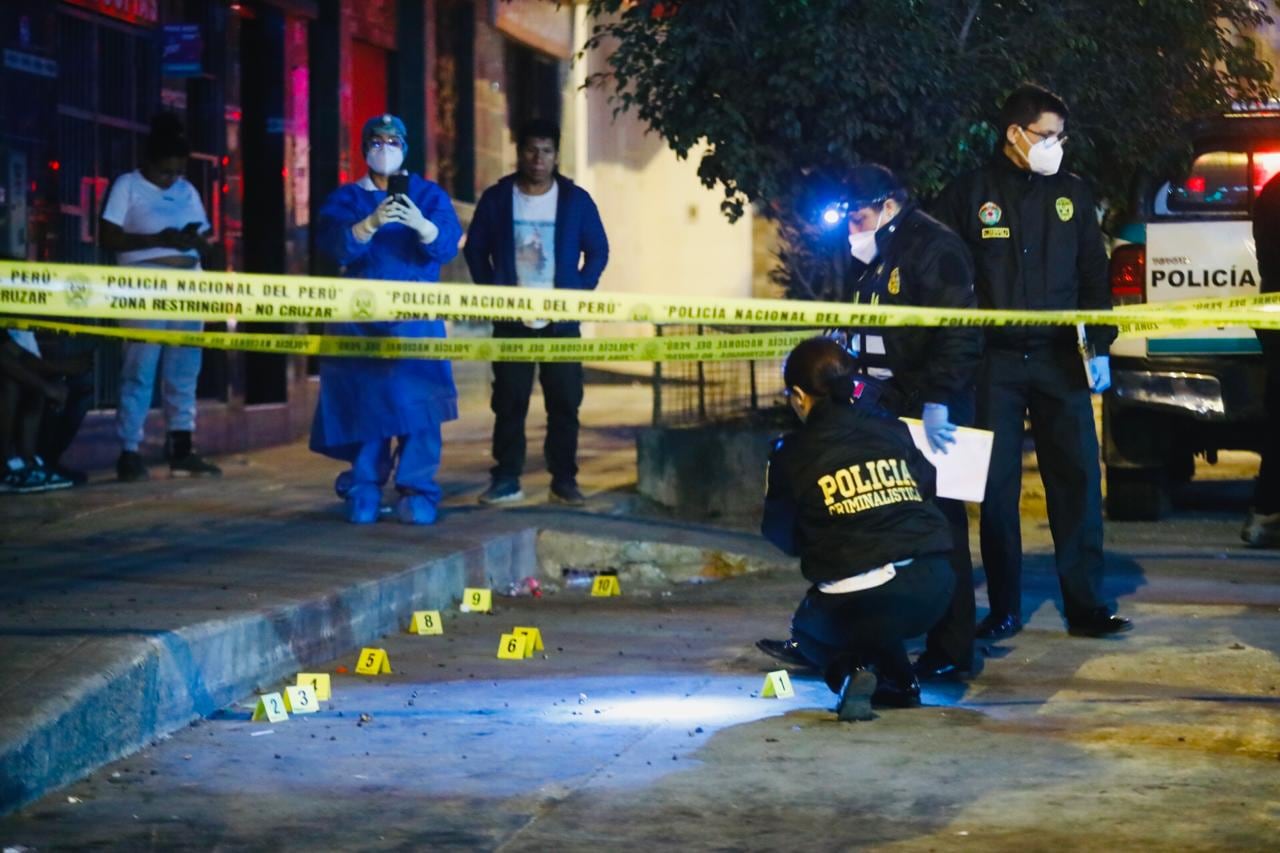 Luis Antonio Venegas y José Israel Oria fueron acribillados a solo dos cuadras de la comisaría de VMT. PNP no descarta un ajuste de cuentas o extorsión como móvil del crimen. (Fotos: GEC)