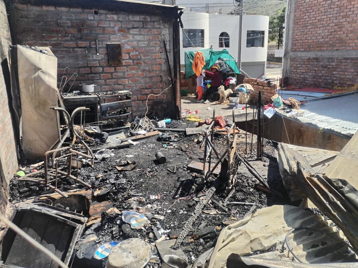 Incendio deja en la calle a humilde familia y a los niños sin útiles escolares (Foto: GEC)