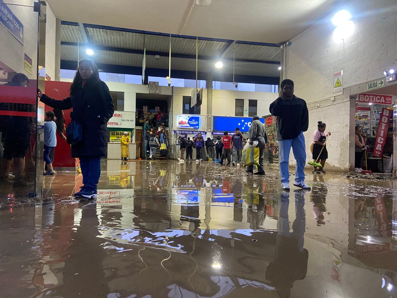 Lluvias inundaron Terminal Terrestre de Arequipa y restringen viajes hacia Lima. Foto: GEC.