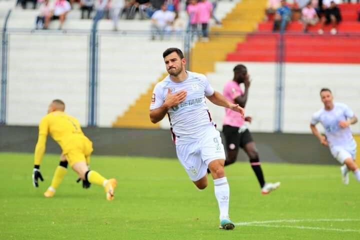 Festejo de Bernardo Cuesta. Foto: Liga 1