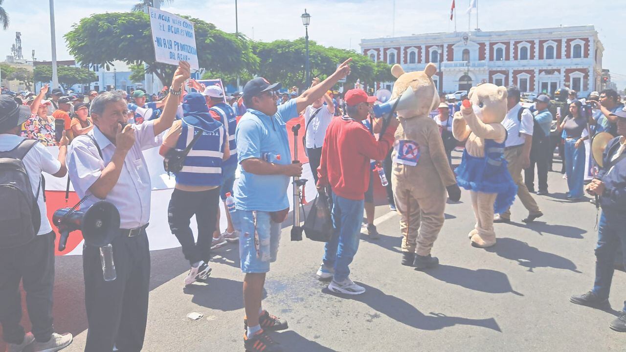 Trabajadores de Sedalib llegaron hasta el centro de Trujillo y protestaron.