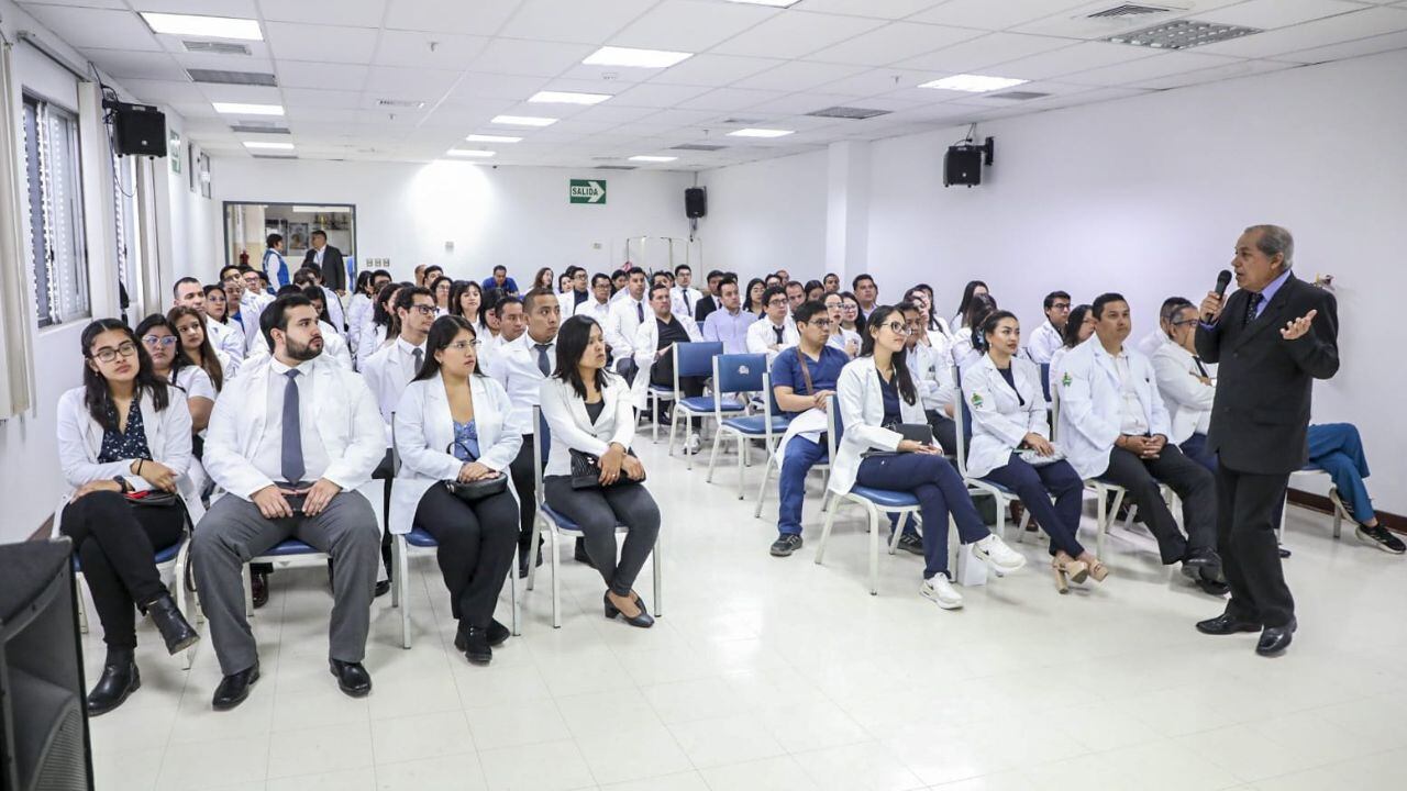 EsSalud informó que profesionales serán formados en siete establecimientos de salud para desempeñarse en especialidades clave, como radioterapia, nefrología, cardiología, entre otras.