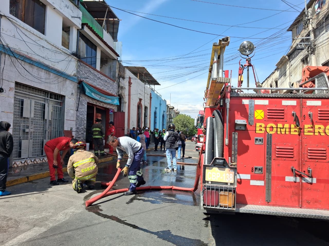 Incendio en calle 2 de Mayo, en Arequipa, deja daños materiales. (Foto: Flor Barrios/@photo.gec)