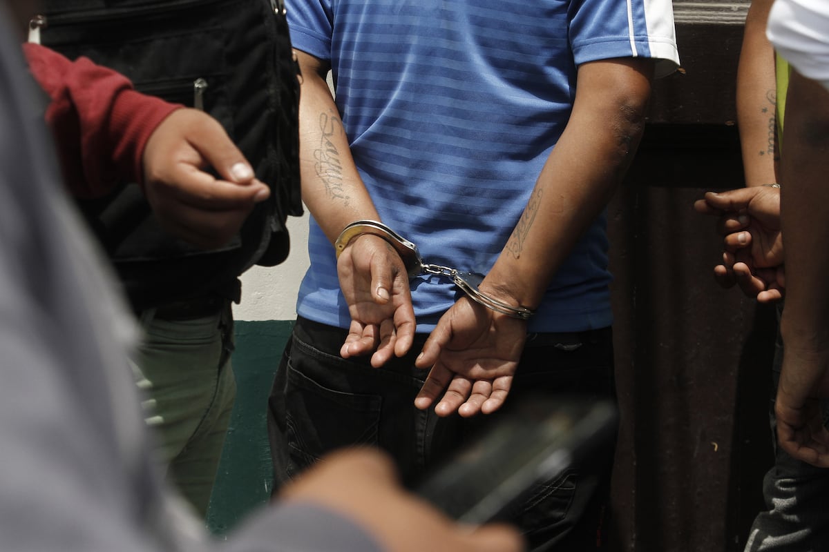 PRESENTAN BANDAS DE DELINCUENTES EN LA COMISARIA DE ALIPIO PONCE EN EL CALLAO DETENIDOS ESPOSADOS BANDA EXTORSION ASALTO CARCEL PROCESADO 55718
