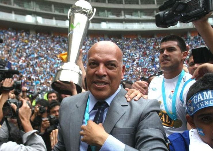 Roberto Mosquera fue campeón nacional como entrenador de Sporting Cristal en los años 2012 y 2020.