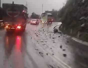 Caen piedras a la altura de Matucana. A tomar precauciones